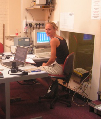 Hanna registrando datos en el  ordenador